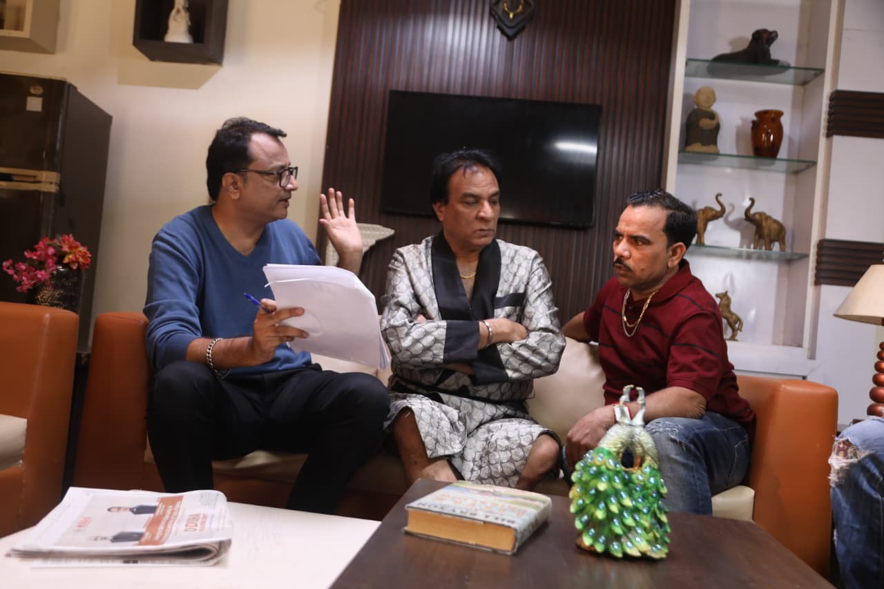 The shooting of Ajaz Ahmed's film "Aaj Ke Sholay" is underway in Mumbai.